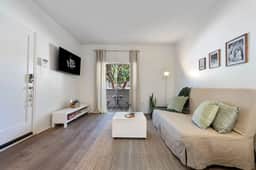 1BR Bright Domain Apt w/ Pool, Tennis & Parking