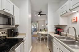 1BR Bright Domain Apt w/ Pool, Tennis & Parking