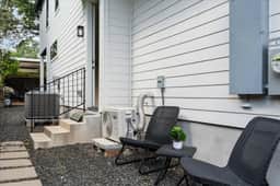 Modern Downtown Apt • Fast Wi-Fi & Parking