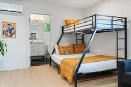 Modern Downtown Apt • Fast Wi-Fi & Parking