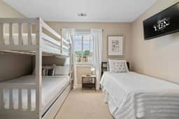 Spacious Stylish Home • Private Patio Pergola