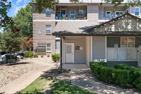1BR Bright Domain Apt w/ Pool, Tennis & Parking