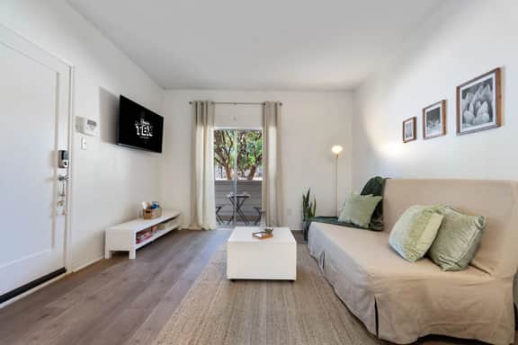 1BR Bright Domain Apt w/ Pool, Tennis & Parking