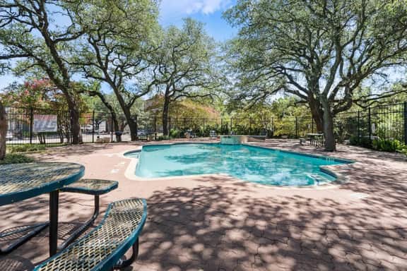 1BR Bright Domain Apt w/ Pool, Tennis & Parking
