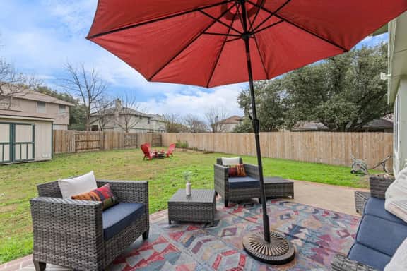 4BR Retreat Near Austin | Backyard & Fire pit