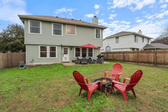 4BR Retreat Near Austin | Backyard & Fire pit