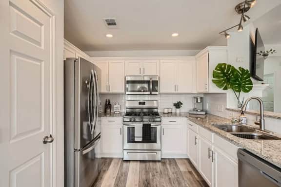 Cozy 3BR - Pet-Friendly Haven with fireplace