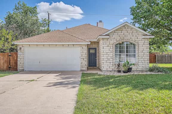 Cozy 3BR - Pet-Friendly Haven with fireplace