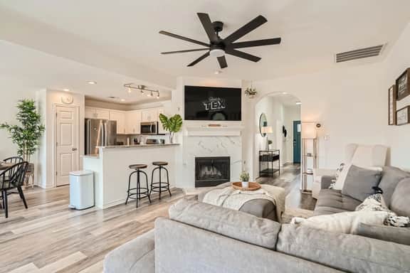 Cozy 3BR - Pet-Friendly Haven with fireplace