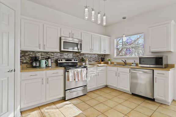 Entire 4-BR Home Near Tesla & Samsung Sites