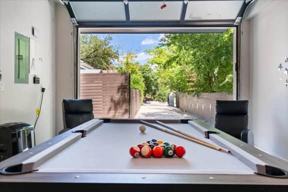 Luxury 4BR East Austin Home w/ Pool table & Game Room