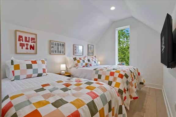 Luxury 4BR East Austin Home w/ Pool table & Game Room