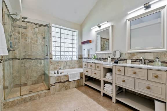 Modern 4BR Home by Dell Diamond | Sleep 8