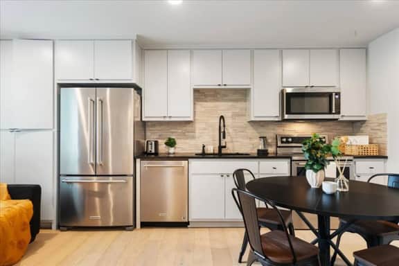 Modern Downtown Apt • Fast Wi-Fi & Parking