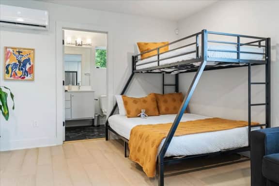 Modern Downtown Apt • Fast Wi-Fi & Parking