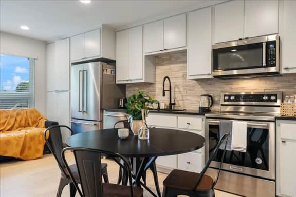 Modern Downtown Apt • Fast Wi-Fi & Parking