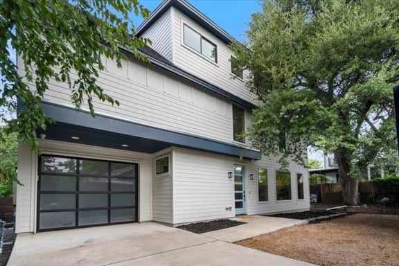 Spacious 5BR Central Austin Home w/Pool table, Sleeps 13