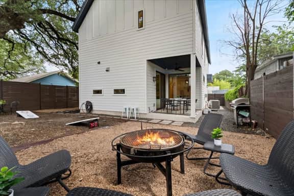 Spacious 5BR Central Austin Home w/Pool table, Sleeps 13