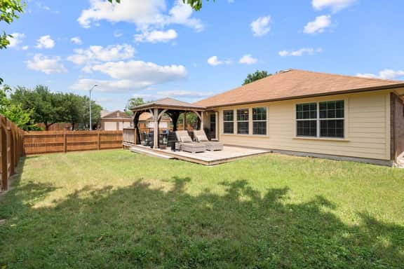 Spacious Stylish Home • Private Patio Pergola