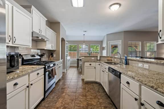 Spacious Stylish Home • Private Patio Pergola