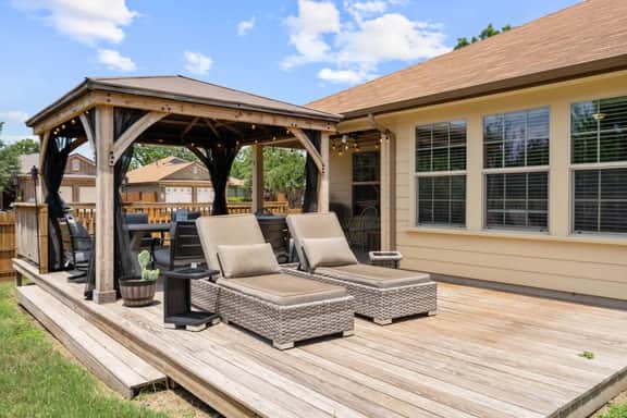Spacious Stylish Home • Private Patio Pergola